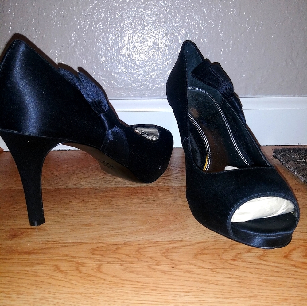 White house black market 7.5 black high heels